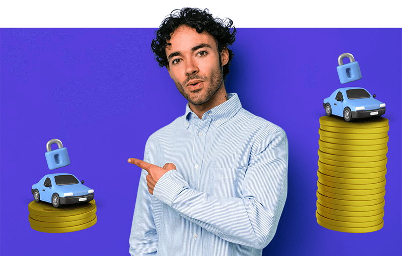 Hombre señalando autos sobre monedas con candados, ilustrando la comparación entre coberturas amplias y opciones más económicas en seguros de auto usando un chatbot de WhatsApp.