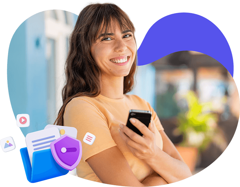 Mujer consultando su teléfono junto a íconos de documentos y protección, ilustrando un servicio de seguros que ofrece atención por chat con respeto a la privacidad del usuario.